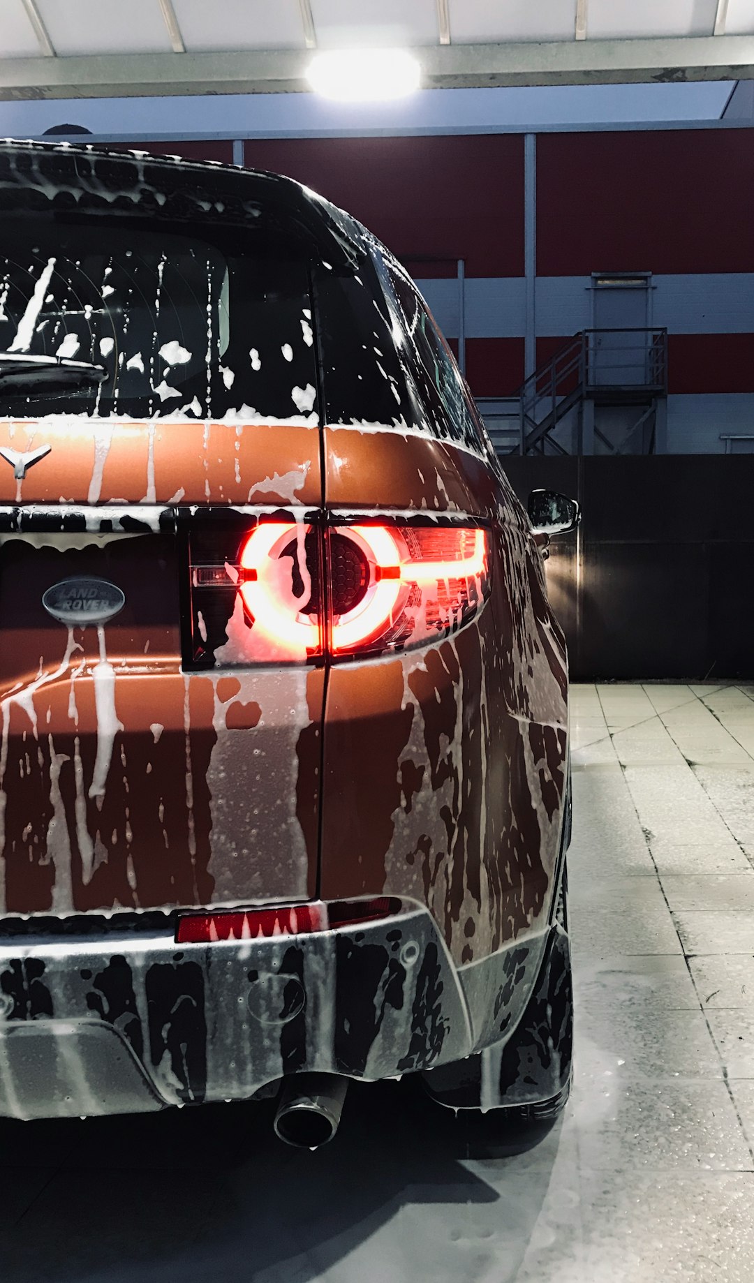gallery-1 Land Rover Discovery Sport (Namib Orange)